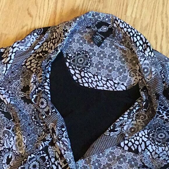 Ladies poly crepe button front blouse in 3 x large - Picture 6 of 8